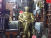 un mao dans un magasin d'antiquités